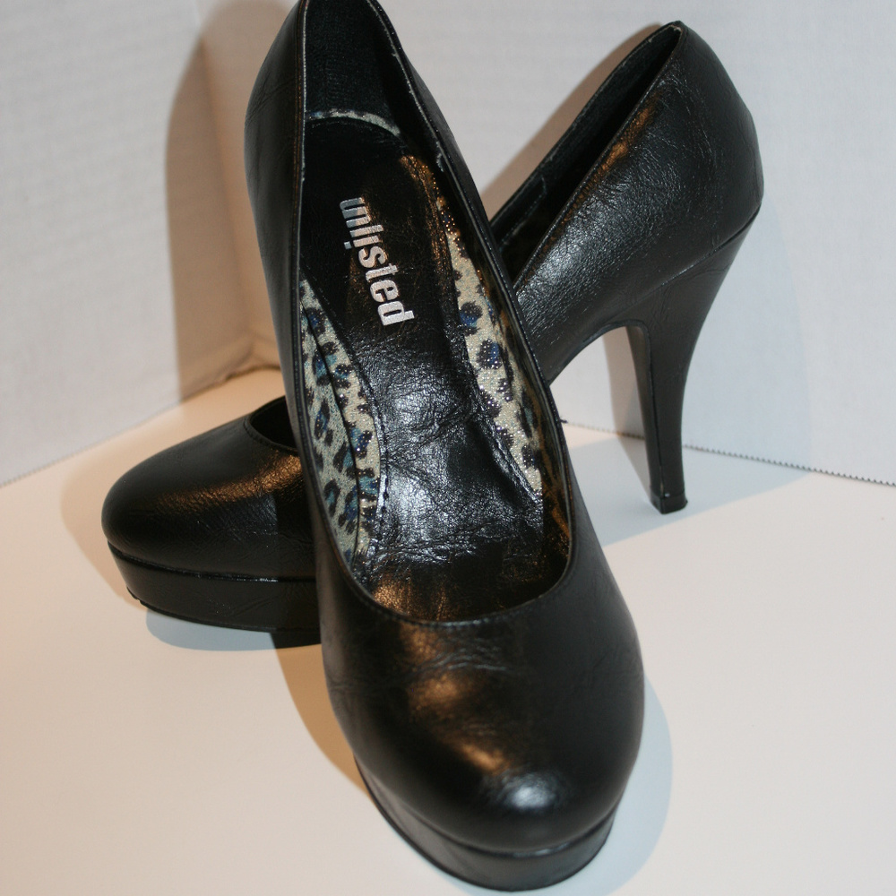 Black Pumps - size 7 - Unlisted